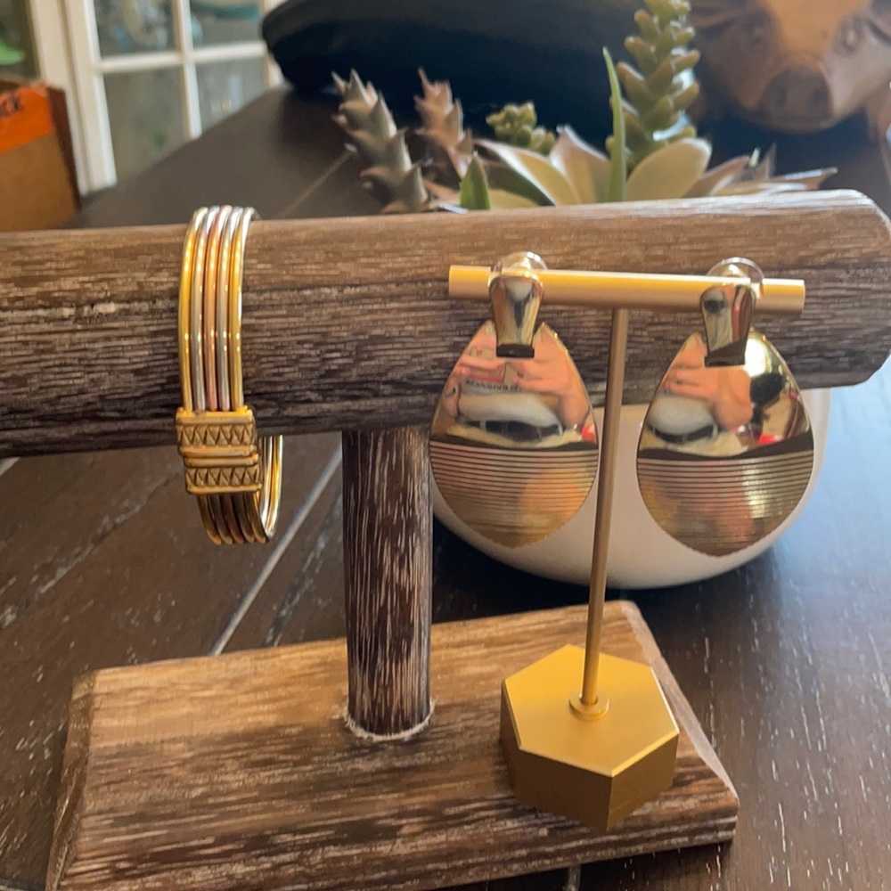 Bracelet and earrings